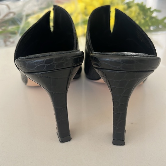 Black slipon shoe with higher heel - Picture 2 of 7